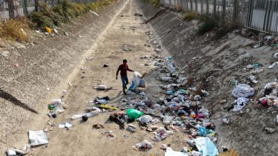 Adana’da sulama kanallarına kuraklık nedeniyle su verilemeyince bilinçsiz vatandaşlar kanalı