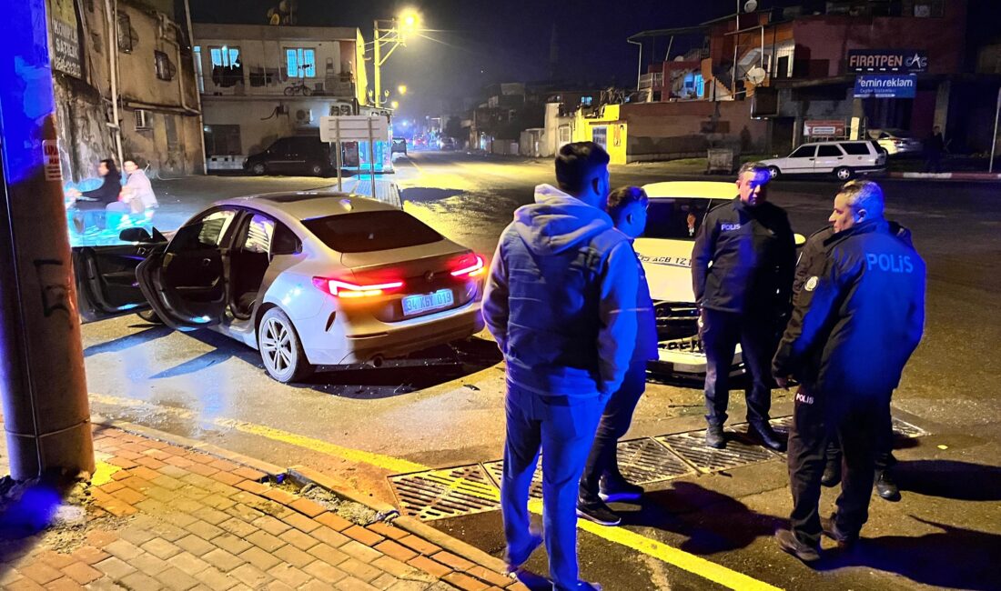 Mersin’in Tarsus ilçesinde iki otomobilin çarpıştığı kazada 2 kişi yaralandı.