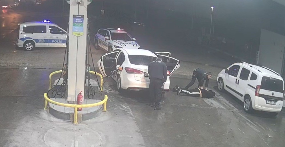 Mersin’deki yaklaşık 900 bin dolarlık gasp zanlıları Adana’da yakalandı Mersin’de bir gıda işletmesinde 800 bin dolar ile 400 bin