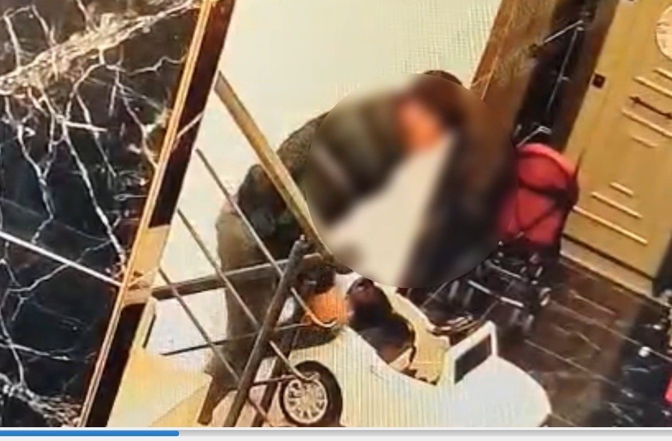 Akülü araba hırsızları kameradan tespit edilip yakalandı Mersin‘de bir apartmandan akülü çocuk arabası ve bisiklet çalan 2