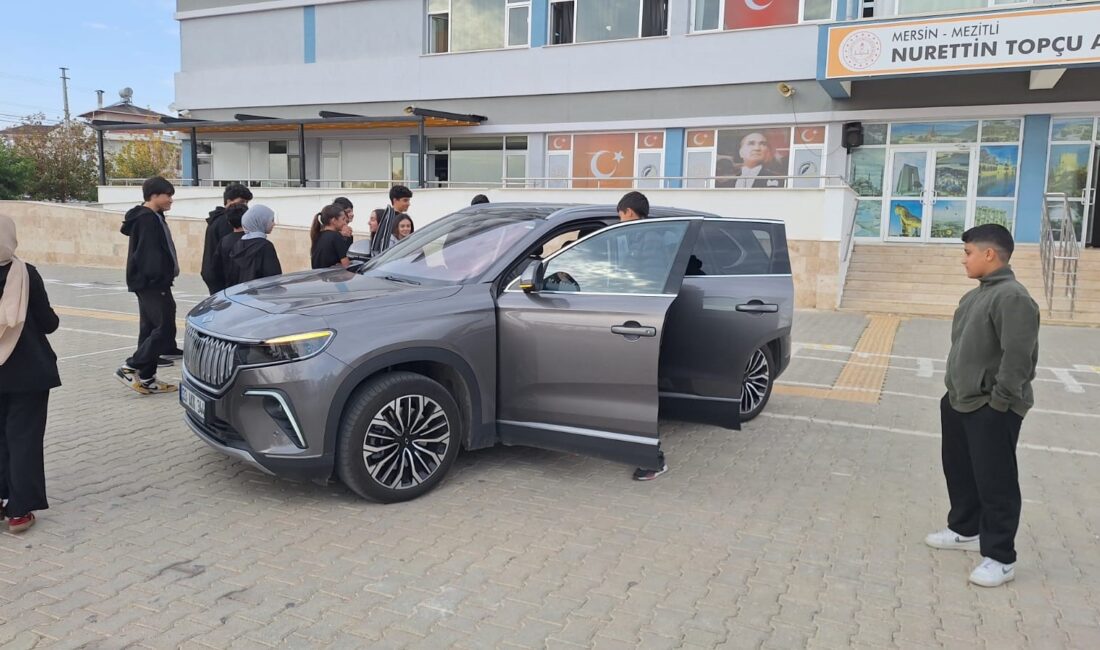 Öğrenciler TOGG’u yakından tanıdı Mersin‘de lise öğrencileri okul bahçesine getirilen Türkiye’nin ilk yerli ve