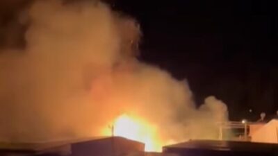 Mersin’in Bozyazı ilçesinde sazlık alanda çıkan yangın, itfaiye ekiplerinin müdahalesiyle