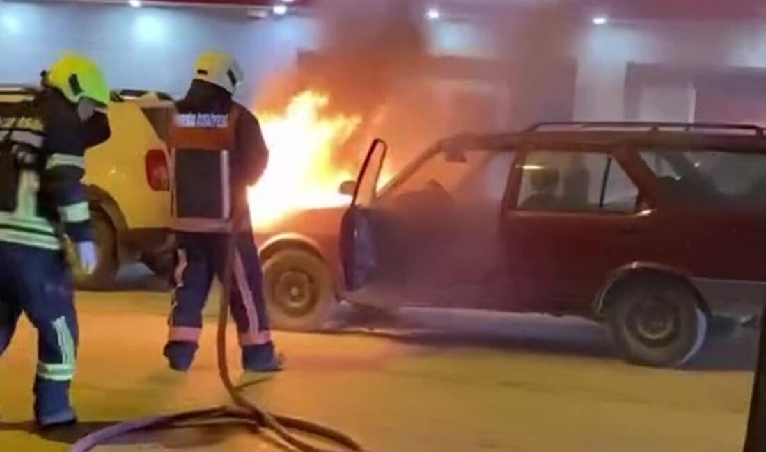 Mersin’in Mut ilçesinde, park halindeki otomobil yanarak kullanılamaz hale geldi.