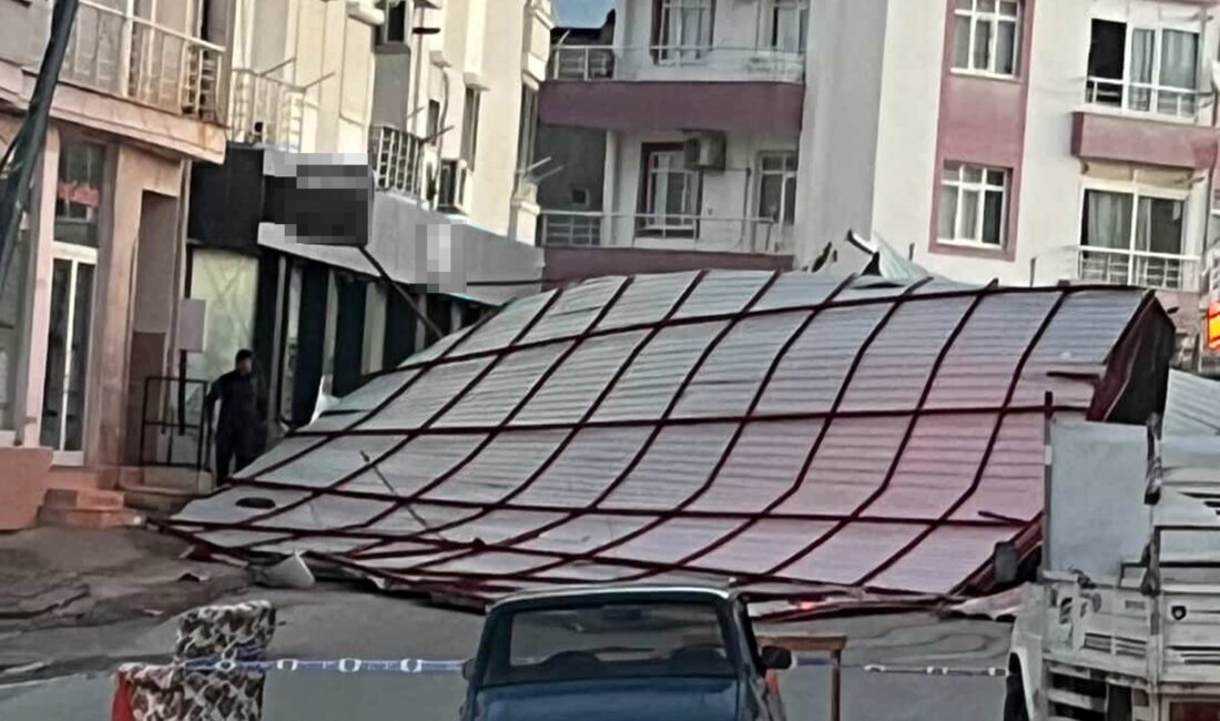 Mersin Mut’ta fırtına çatıyı uçurdu Mersin‘in Mut ilçesinde etkili olan fırtına bir binanın çatısını yola
