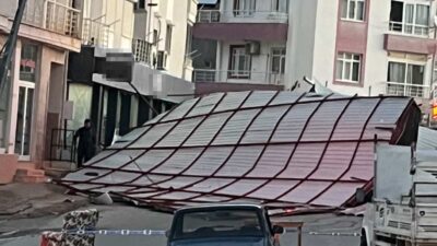 Mersin‘in Mut ilçesinde etkili olan fırtına bir binanın çatısını yola