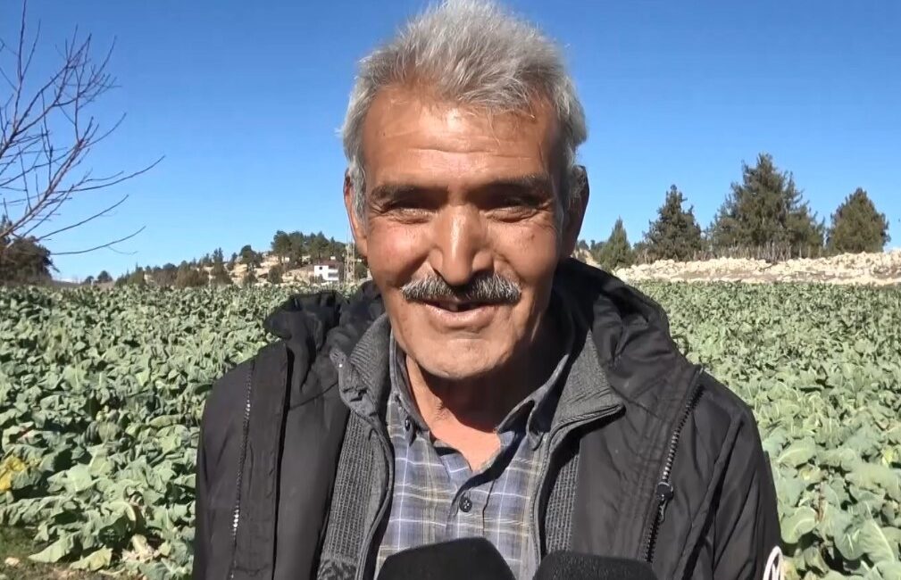 Mersin‘in kırsal bir mahallesinde, çamurlu olan ayakkabılarını kapıda çıkarıp çorapla