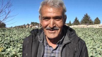 Mersin‘in kırsal bir mahallesinde, çamurlu olan ayakkabılarını kapıda çıkarıp çorapla