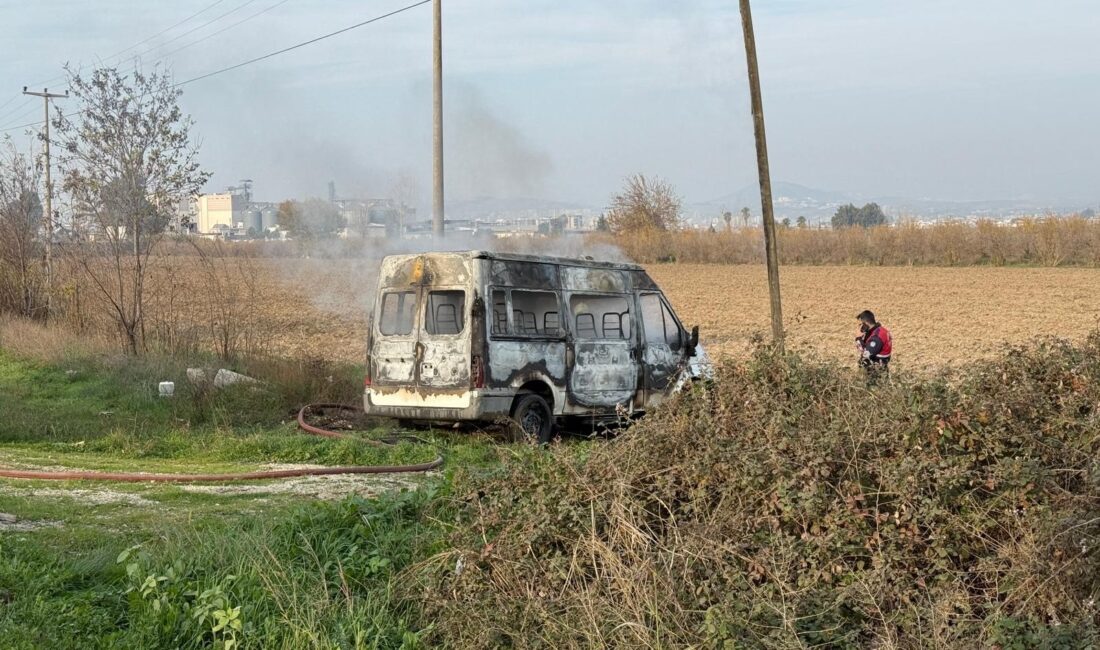 Mersin’in Tarsus ilçesinde yanmış bir minibüs bulundu. Adana plakalı olduğu