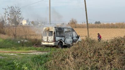 Mersin’in Tarsus ilçesinde yanmış bir minibüs bulundu. Adana plakalı olduğu