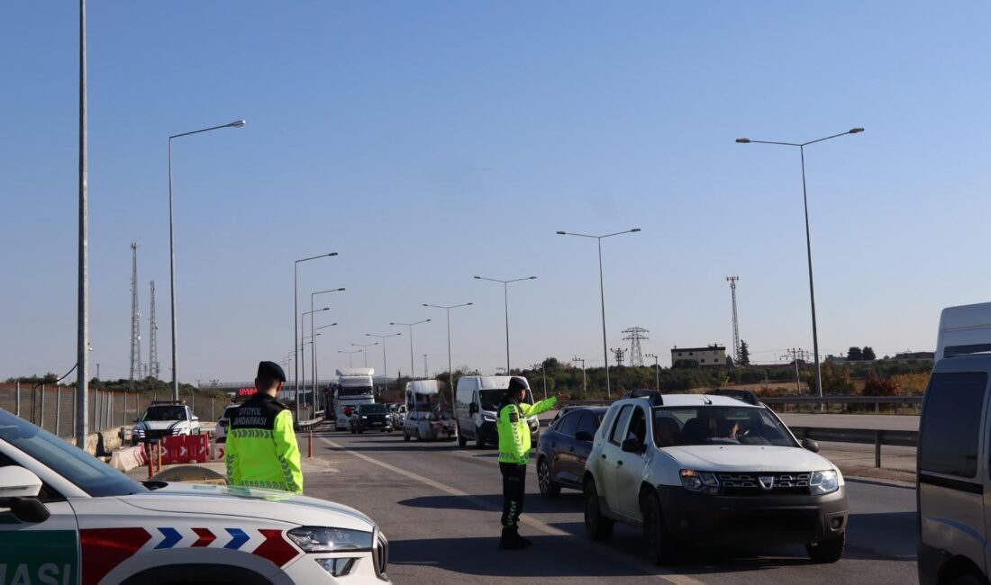 Mersin‘de İl Jandarma Komutanlığı Otoyol Jandarması ekipleri, vatandaşların güvenli bir