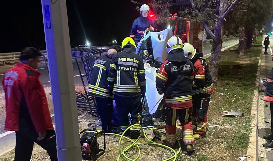 Kaza yapan araçta sıkışan sürücü itfaiye ekiplerince kurtarıldı Mersin’in Erdemli ilçesinde devrilen kamyonette sıkışan sürücü, itfaiye ekiplerinin çalışmasıyla