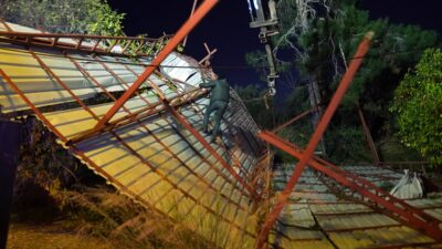 Mersin’de şiddetli rüzgar yerinden söktüğü bir evin çatısını uçurup çam