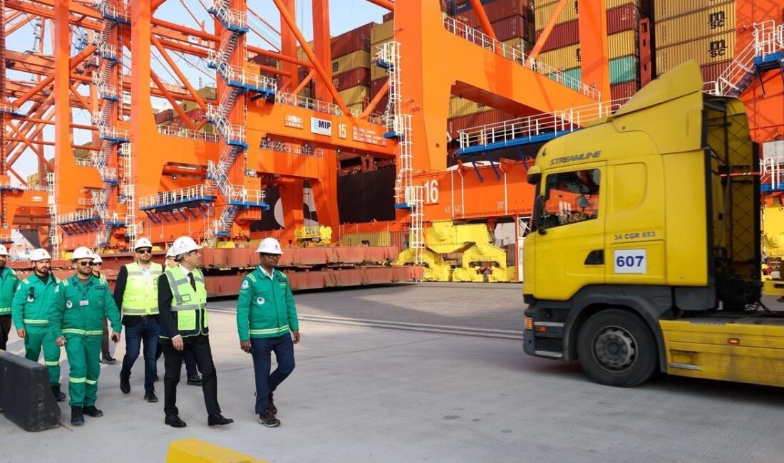 Mega gemilerin yeni adresi Mersin Limanı oldu Mersin Valisi Atilla Toros, Mersin Uluslararası Limanı’nda incelemelerde bulundu. Mersin