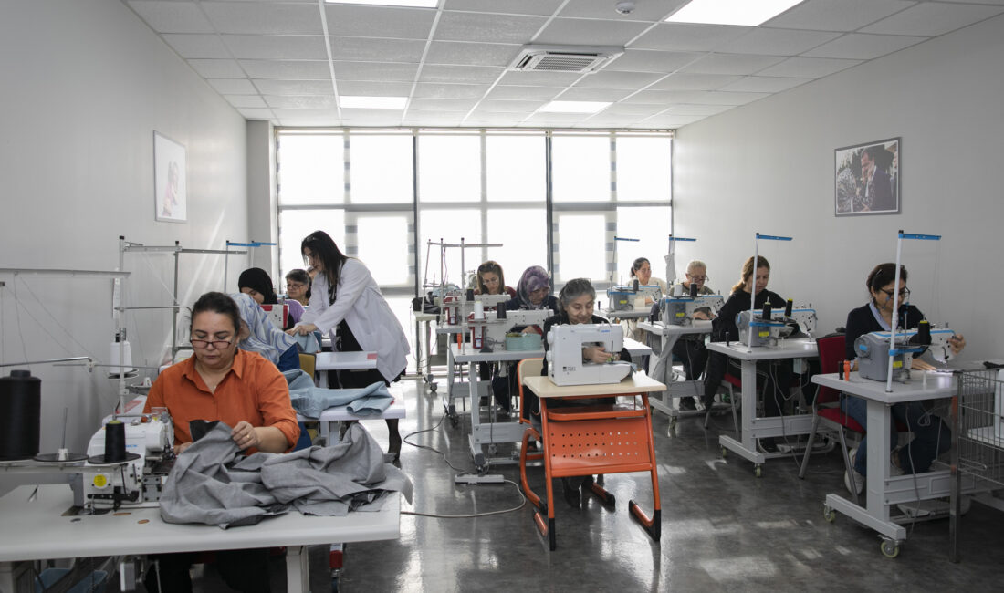 BÜYÜKŞEHİR MERCEK’TE GİYİM ÜRETİM KURSLARINA YOĞUN İLGİ Mersin Büyükşehir Belediyesi Sosyal Hizmetler Dairesi Başkanlığı’na bağlı MERCEK Mesleki