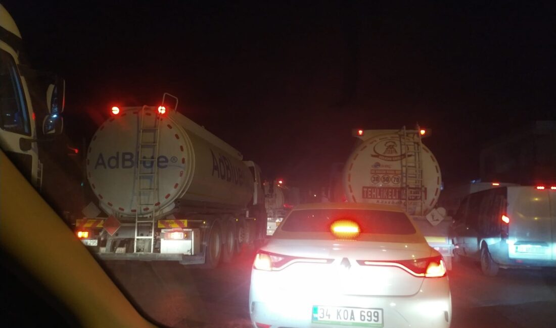 AKŞAMLARI D-400 KARAYOLU FELÇ OLUYOR Mersin’in en önemli ulaşım arterlerinden biri olan D-400 Karayolu, özellikle