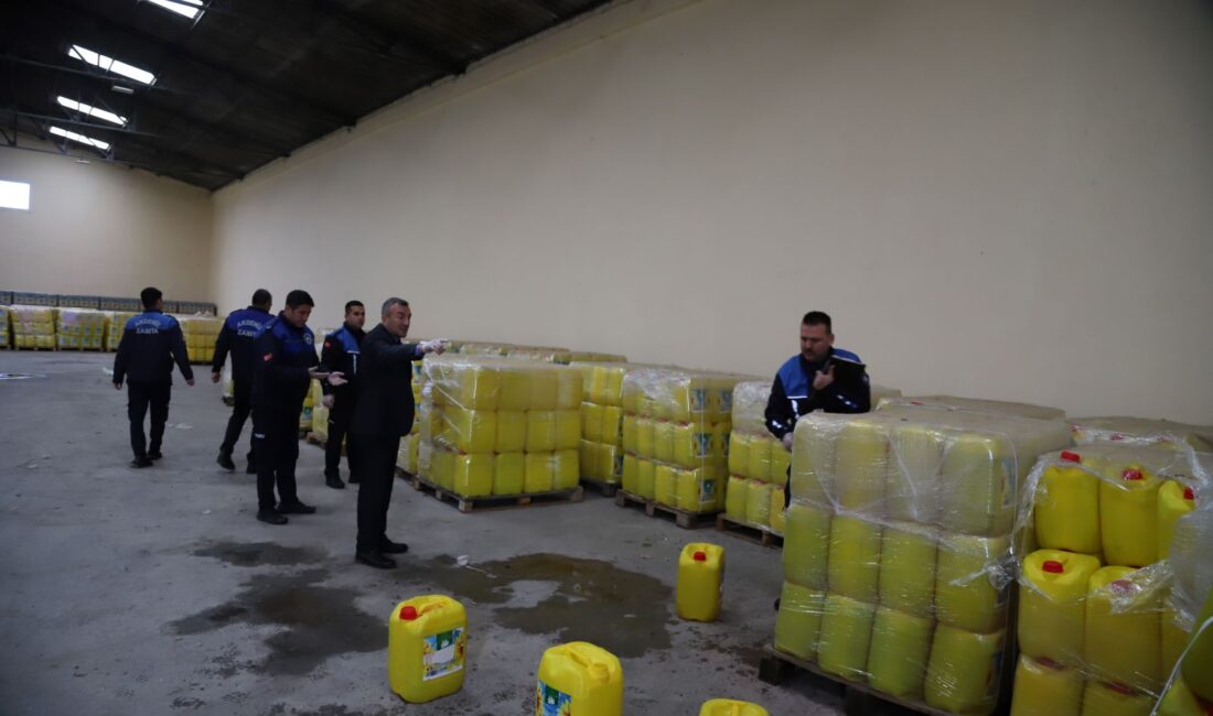 MERSİN’DE BİR FİRMA, AYÇİÇEĞİ YAĞI YERİNE SU SATACAKTI Akdeniz zabıtası, ayçiçeği yağı diye satışa sunulmak üzere hazırlanan