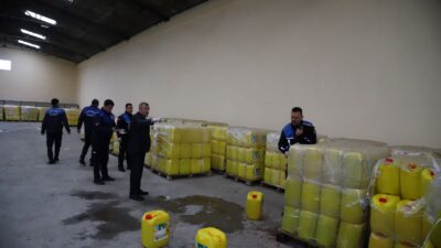            Akdeniz zabıtası, ayçiçeği yağı diye satışa sunulmak üzere hazırlanan