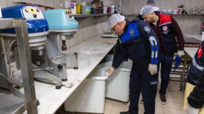 Yenişehir Belediyesi Zabıta ekipleri, yılbaşı öncesinde halk sağlığını korumak ve