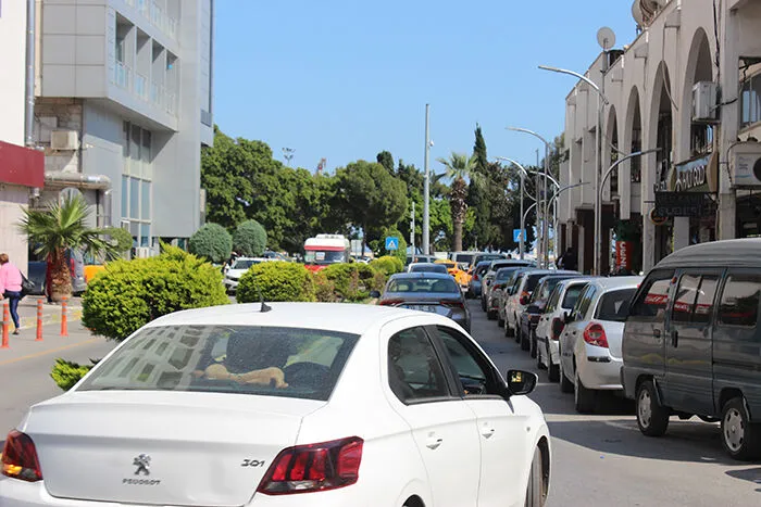 Mersin’de Otopark Sorunu Sürüyor! Esnafa Ortak Çözüm Çağrısı Mersin’de Akdeniz İlçesi’nin merkezinde uzun süredir gündemde olan otopark sorunu,