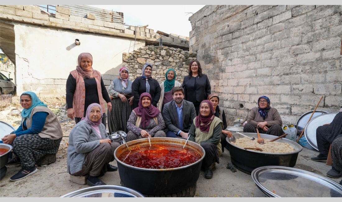 ULAŞ MAHALLESİ’NDE ŞEHİTLER İÇİN ANMA PROGRAMI DÜZENLENDİ Tarsus’un Ulaş Mahallesi’nde, Kurtuluş Savaşı yıllarında bölgede kurulan Tozkoparan Müfrezesi’nde