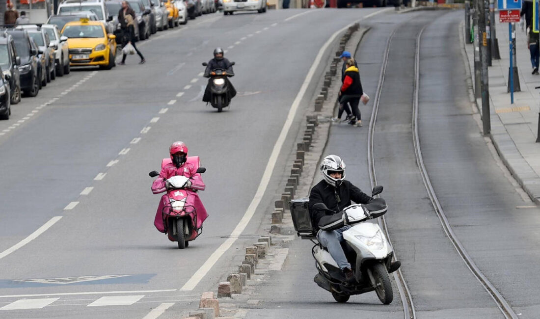 Şehir içi trafikte sayıları her geçen gün artan moto kuryelerin
