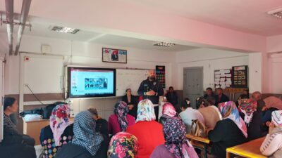 Toroslar Belediyesi, öğrencileri çeşitli atölye çalışmalarıyla bir araya getirirken, velilere