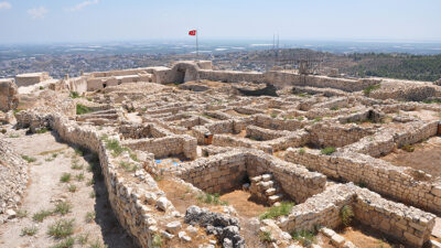 Mersin Valisi Atilla Toros, Silifke Kalesi’nde incelemelerde bulundu. Tarihi yapıda