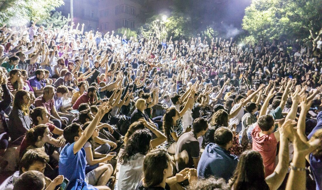 Mersin’deki Gençlerin Ortak Kaygısı: Gelecek Belirsizliği Mersin’de üniversite öğrencisi gençlerle yapılan röportajlar, kentte genç olmanın sosyal