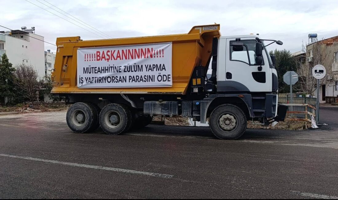 SİLİFKE BELEDİYESİ’NDE GÖRÜLMEMİŞ PROTESTO! Parasını alamayan müteahhitten Silifke Belediye Başkanı'na sert pankartlı tepki