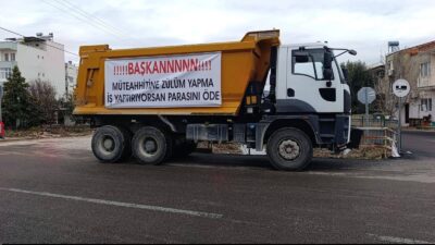 Parasını alamayan müteahhitten Silifke Belediye Başkanı'na sert pankartlı tepki