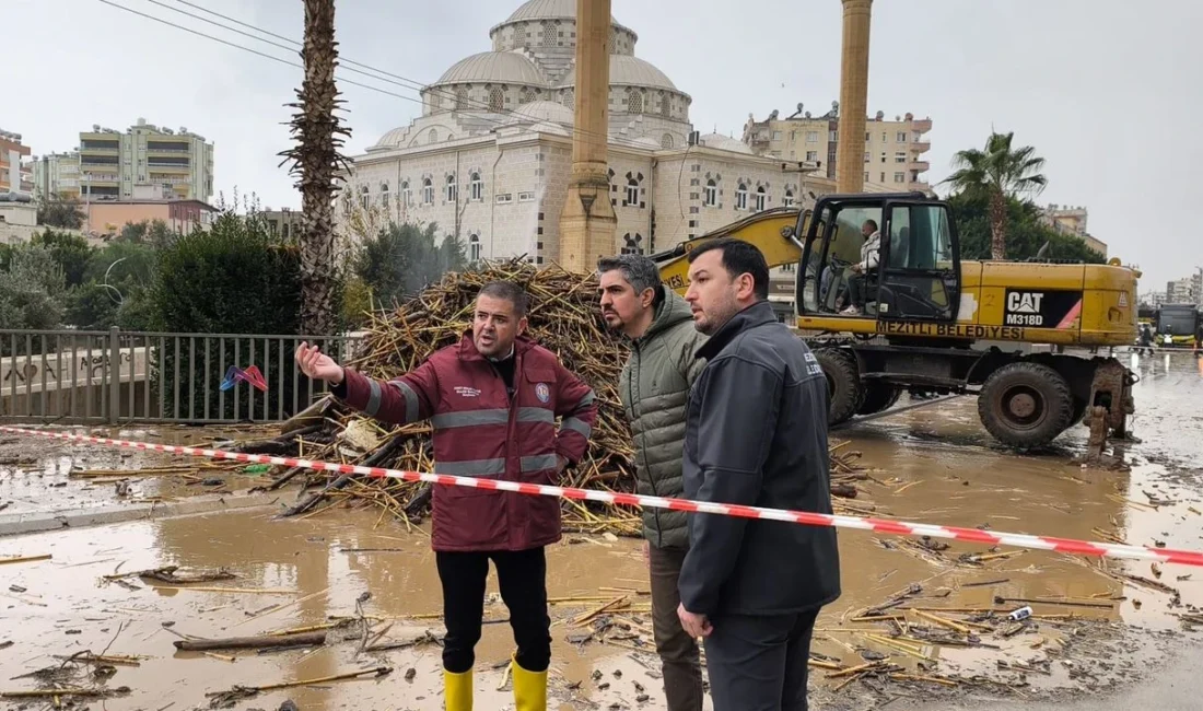 MEZİTLİ DERESİ’NDE SEL: BAŞKAN TUNCER EKİBİYLE SAHADA İLK MÜDAHALE Mezitli Deresi’nde etkili olan yoğun yağışlar nedeniyle sel meydana geldi.
