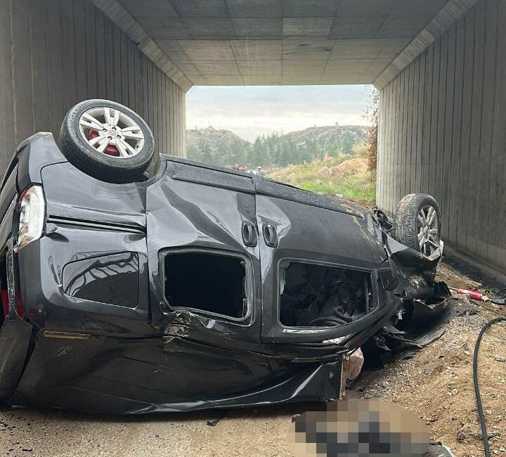 Mersin‘in Tarsus ilçesinde aracın otoyol köprüsünden düşmesi sonucu iki kişi