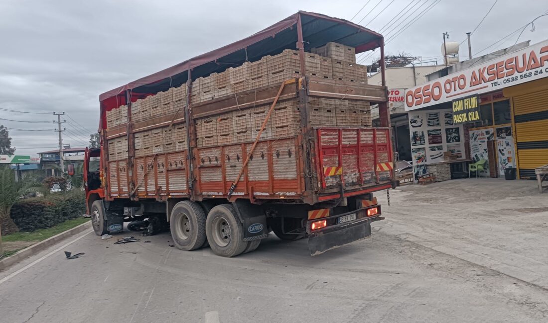 Motosiklet kamyonun altına girdi, savrulan sürücü ağır yaralandı Mersin’in Tarsus ilçesinde kamyonla çarpışan motosikletin sürücüsü ağır yaralandı. Kaza,