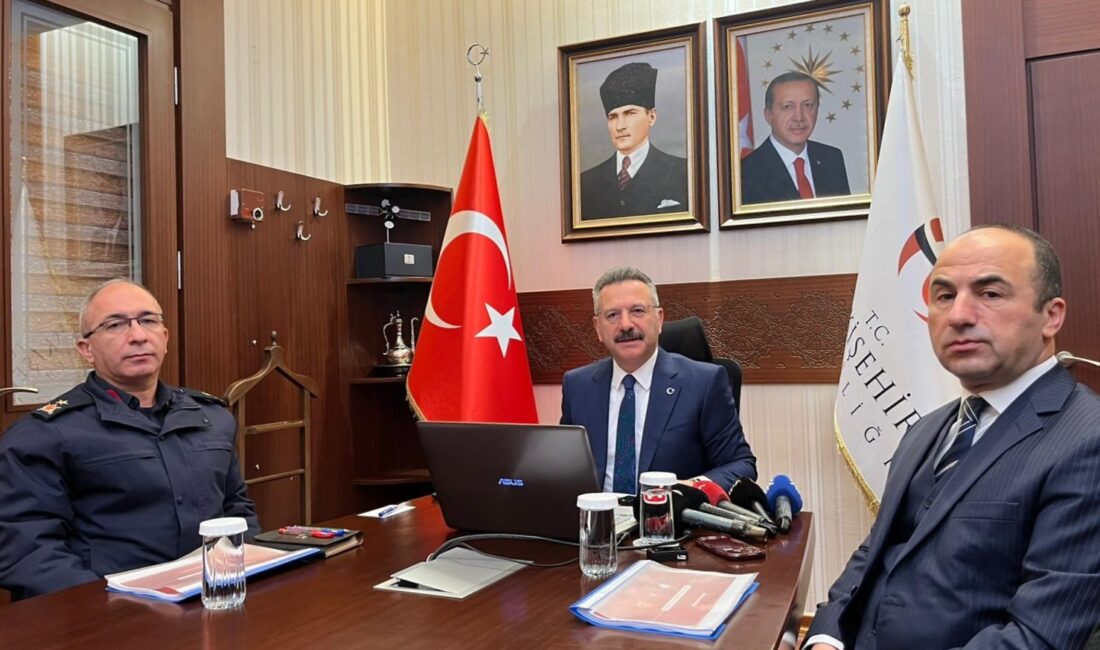 25 yıllık Vali Hüseyin Aksoy’dan veda konuşması Eskişehir Valisi Hüseyin Aksoy, 2026 yılının ilk Güvenlik Bilgilendirme Toplantısı’nda