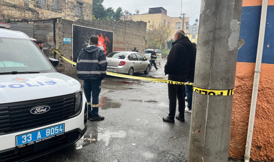 Mersin’in Tarsus ilçesinde bir oto tamircisi, uğradığı silahlı saldırıda yaralandı.