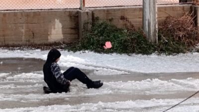 Meteoroloji Genel Müdürlüğünün yağış uyarısında bulunduğu Mersin‘de, akşam saatlerinde aniden bastıran