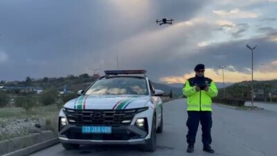 Mersin’de otoyolda görev yapan jandarma ekiplerinin dron destekli trafik denetimlerinde,
