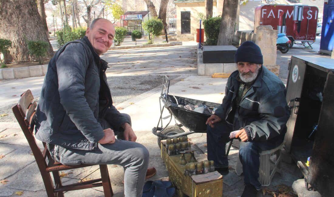67 yaşındaki ayakkabı boyacısı ekmek mücadelesi veriyor Mersin’in Mut ilçesinde 35 yıldır ayakkabı boyacılığı yaparak ekmeğini kazanan