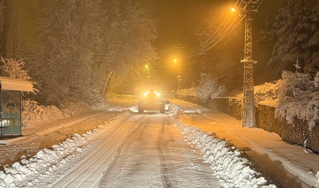 Tarsus’ta etkili olan kar yağışı nedeniyle Tarsus Belediyesi ekipleri gece