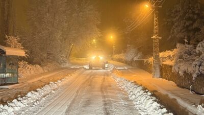 Tarsus’ta etkili olan kar yağışı nedeniyle Tarsus Belediyesi ekipleri gece