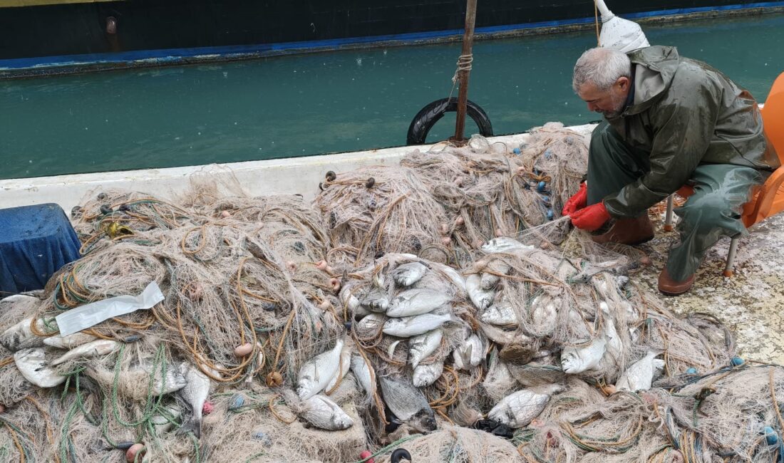 Mersin’in Silifke ilçesinde etkili olan fırtına, denizde ve kıyı kesiminde