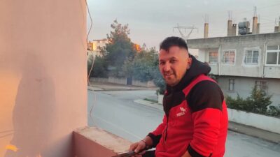 Mersin’in Tarsus ilçesinde devrilen traktörün altında kalan sürücü hayatını kaybetti.