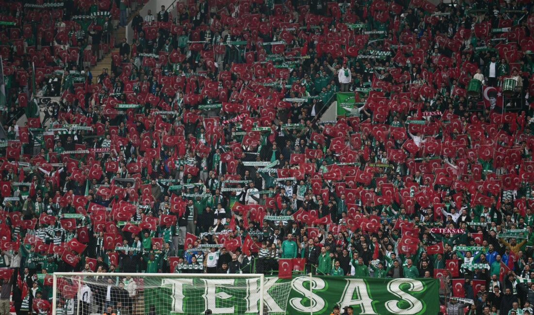 Bursaspor tribünleri Türk bayraklarıyla donatıldı Bursa Büyükşehir Belediyesi, milli birlik ve beraberlik ruhunu tribünlere taşıdı.