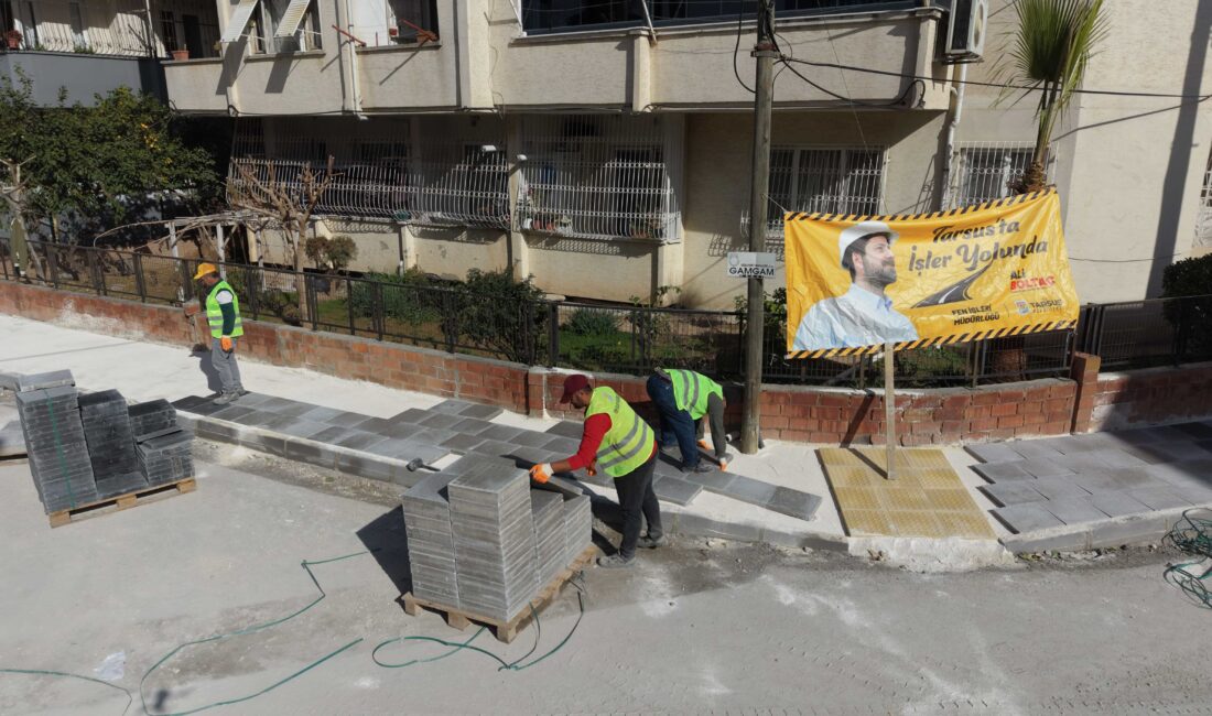 Tarsus Belediyesi, Yeşilyurt Mahallesi’nde başlattığı kaldırım yenileme çalışmalarıyla mahalle sakinleri