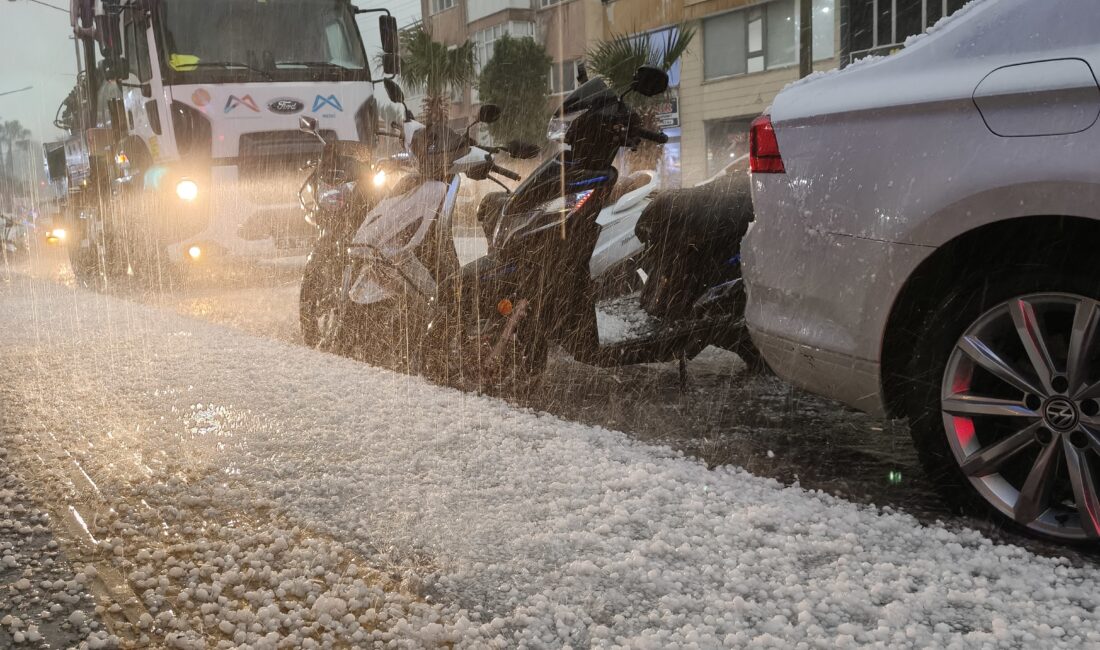 Mersin‘in Silifke ilçesinde etkili olan yoğun dolu yağışı, hayatı olumsuz