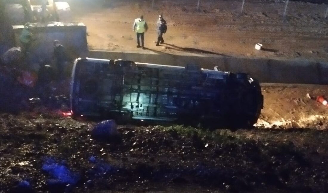 Mersin’de işçi servisi uçuruma yuvarlandı: 13 yaralı Mersin’in Erdemli ilçesinde otoyol şantiyesinde işçileri taşıyan minibüsün uçuruma yuvarlanması