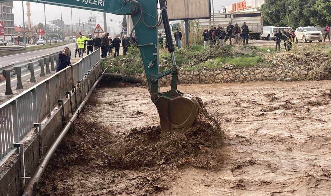 Mersin‘in Erdemli ilçesinde etkili olan kuvvetli yağış, sel ve su