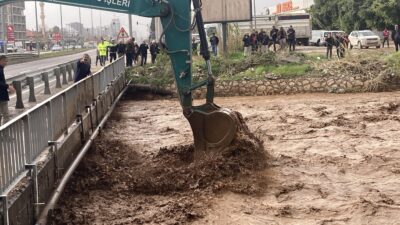 Mersin‘in Erdemli ilçesinde etkili olan kuvvetli yağış, sel ve su
