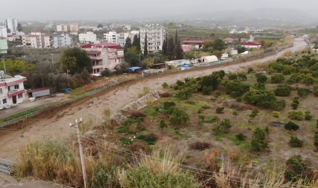 Mersin’de şiddetli yağış sel ve su taşkınlarına neden oldu Mersin’de gece yarısından itibaren etkili olan şiddetli yağış, kent genelinde