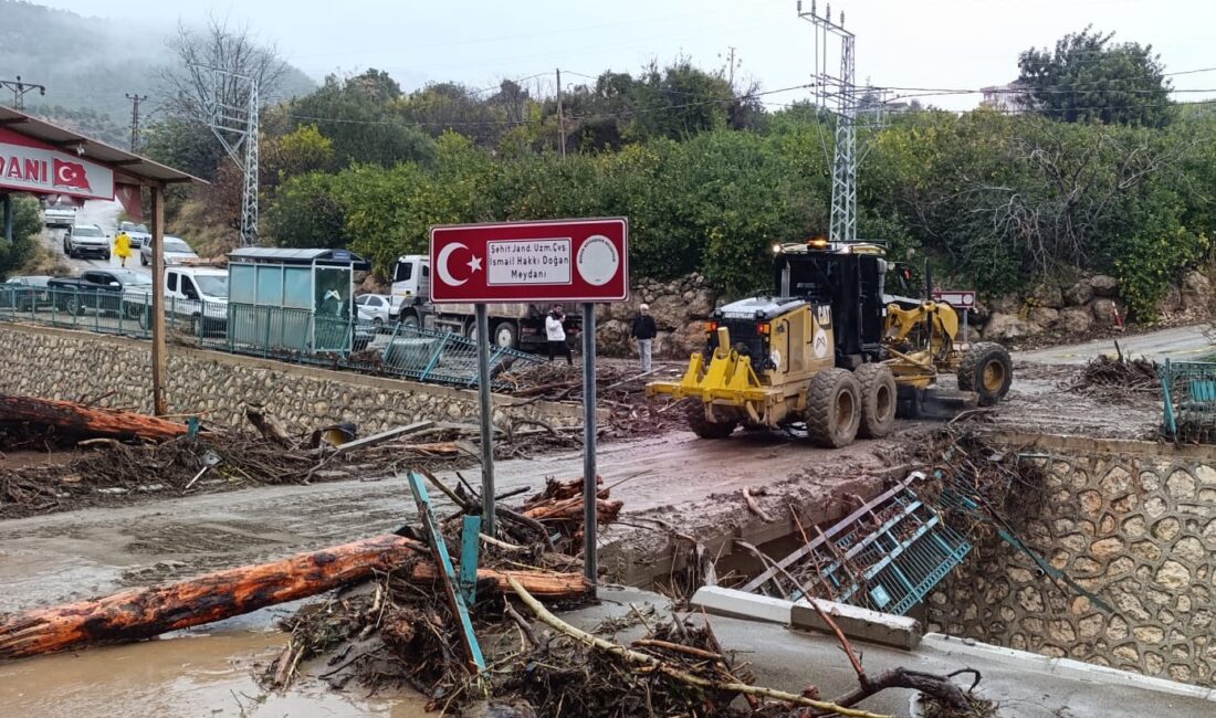 Mersin’de yaşanan sel felaketinin ardından sahaya çıkan ekipler, suyun tahliyesi